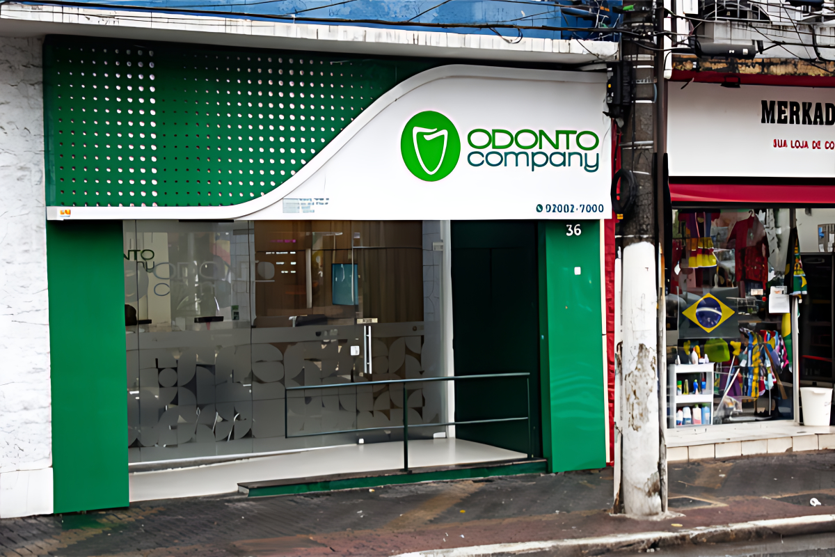 Recepção da OdontoCompany Mooca com logo na parede