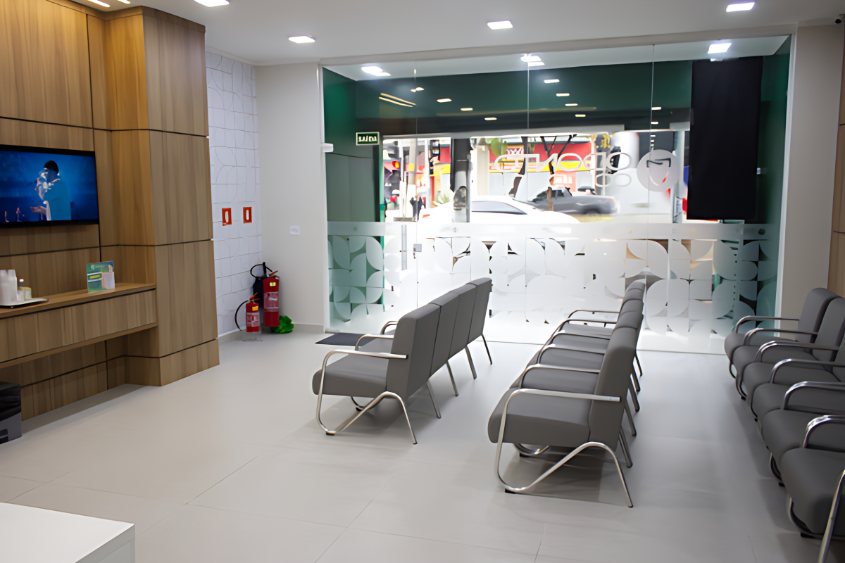 Sala de espera moderna da OdontoCompany Mooca