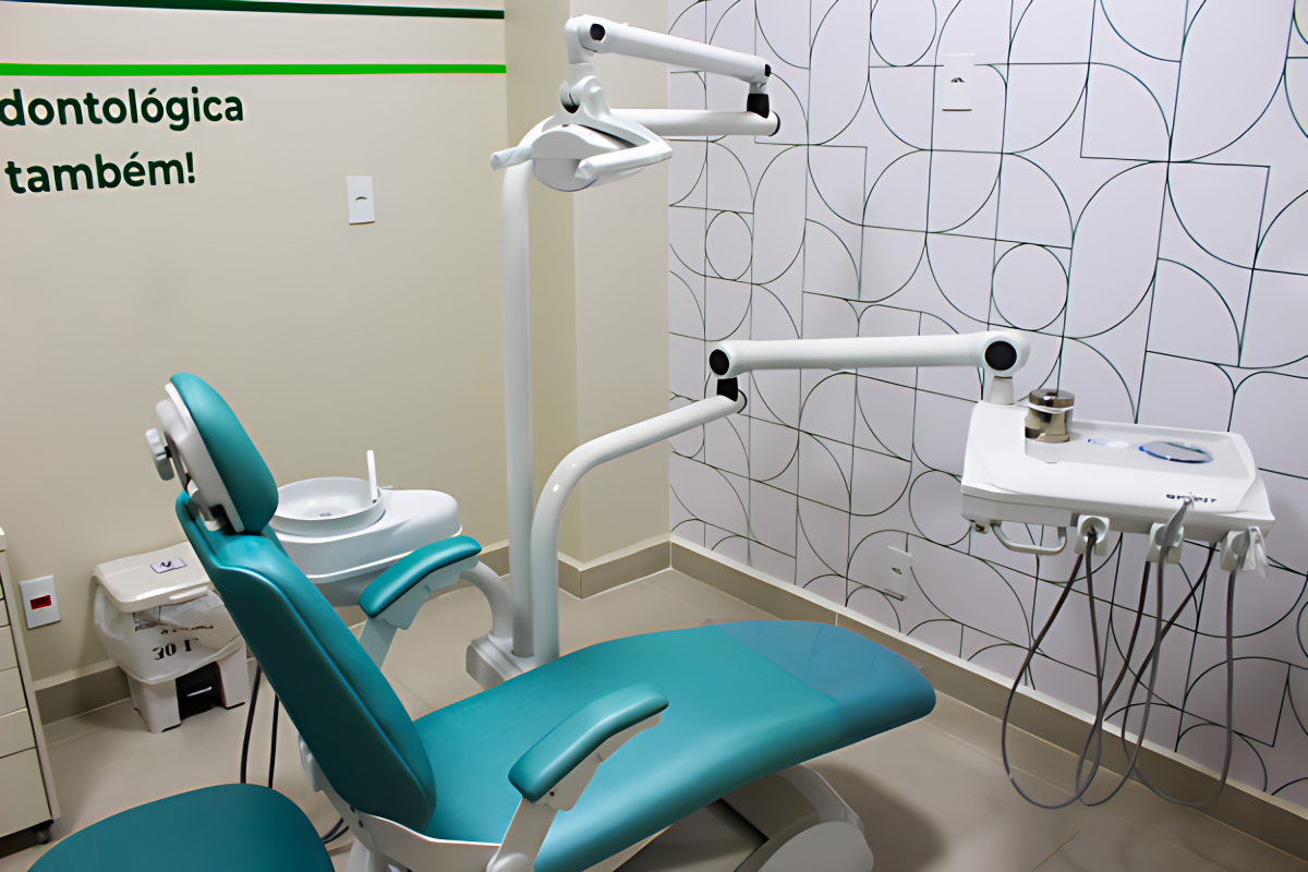 Consultório com cadeira odontológica e equipamentos modernos