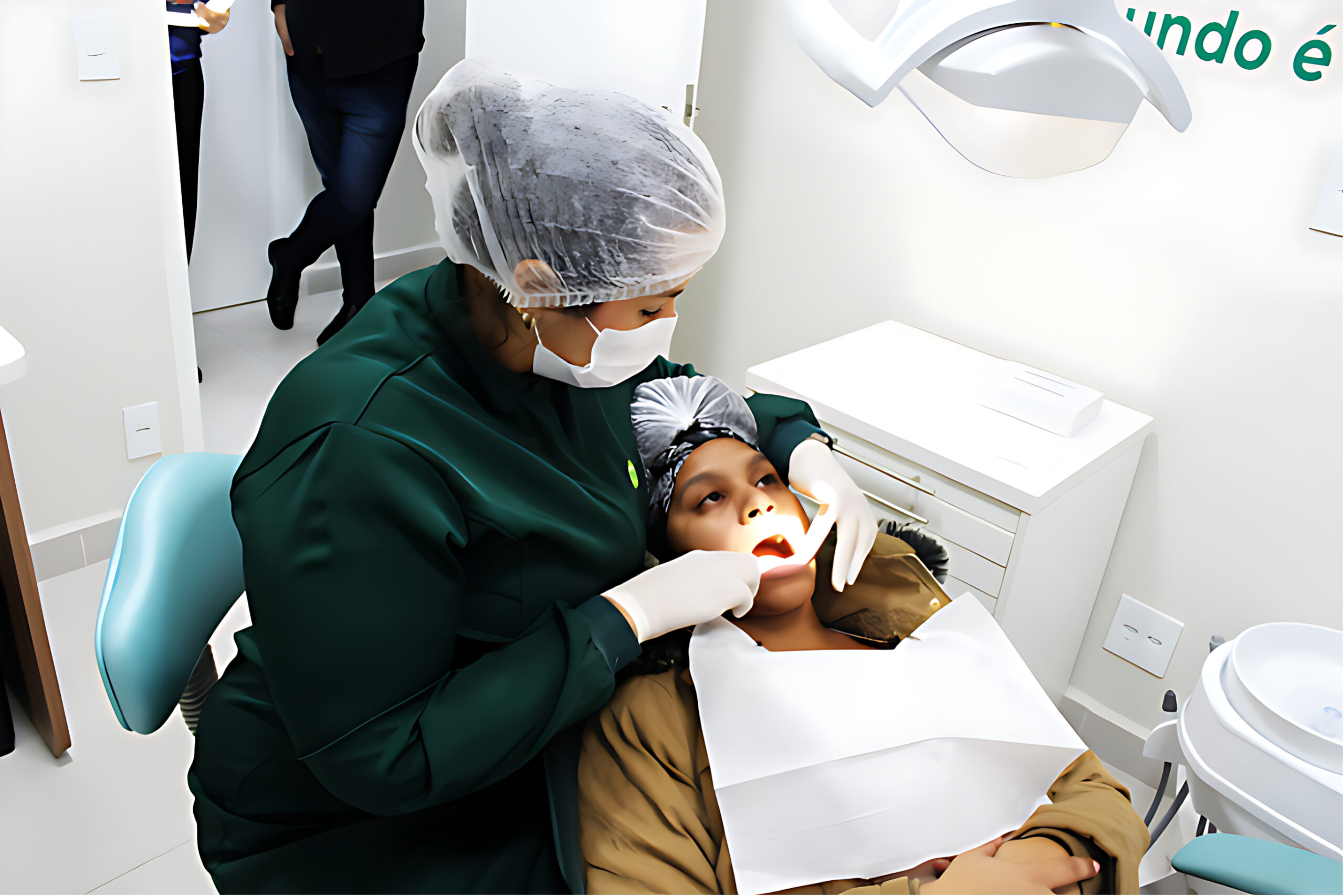 Dentista realizando atendimento em paciente na OdontoCompany Mooca